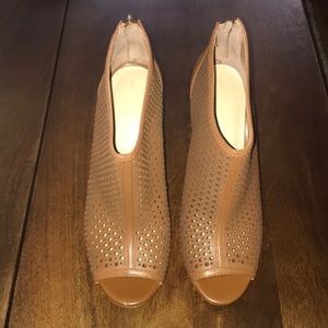 Banana Republic peep toe pump
